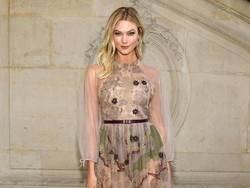 Salut! Karlie Kloss Sempatkan Pompa ASI saat Pesta, Fotonya Banjir Pujian