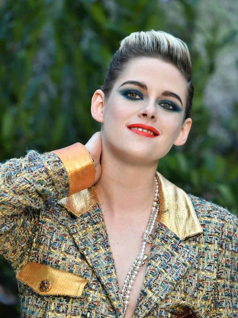 Foto Gaya Kristen Stewart Yang Makin Tomboy Di Fashion Show Chanel