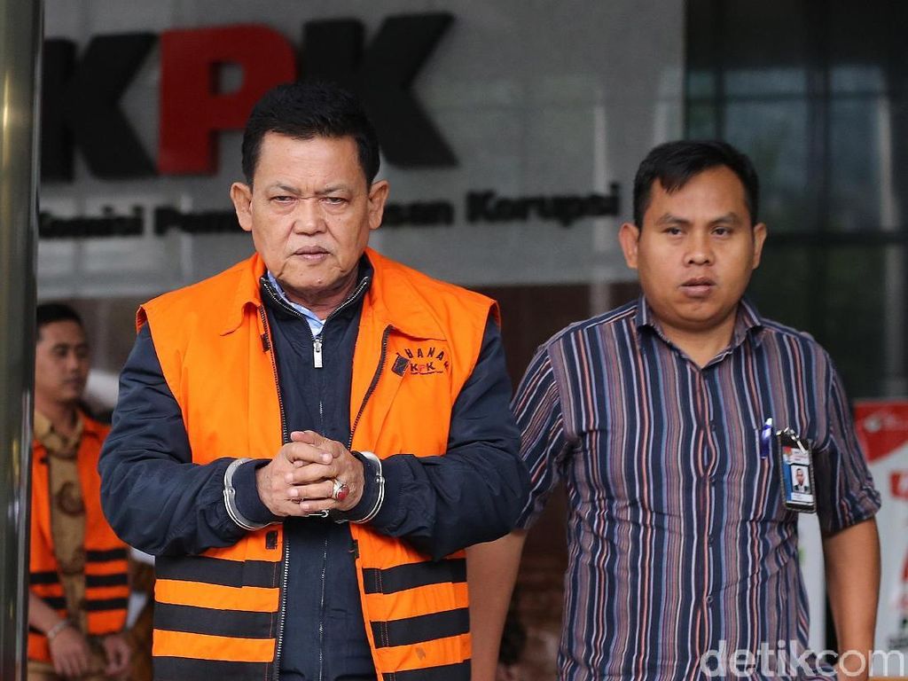 Wali Kota Pasuruan Jalani Pemeriksaan Lanjutan dengan Tangan Diborgol Wali Kota Pasuruan Jalani Pemeriksaan Lanjutan dengan Tangan Diborgol