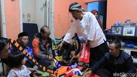 Puluhan syal klub sepakbola itu disimpan dalam sebuah kantong plastik berukuran besar. (Foto: Wisma Putra)