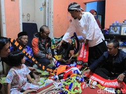 Puluhan syal klub sepakbola itu disimpan dalam sebuah kantong plastik berukuran besar. (Foto: Wisma Putra)