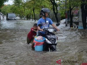 Banjir Kepung Makassar, Banyak Kendaraan Mogok