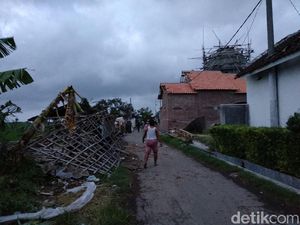 Detik-detik Puting Beliung Terjang 4 Desa di Probolinggo Detik-detik Puting Beliung Terjang 4 Desa di Probolinggo