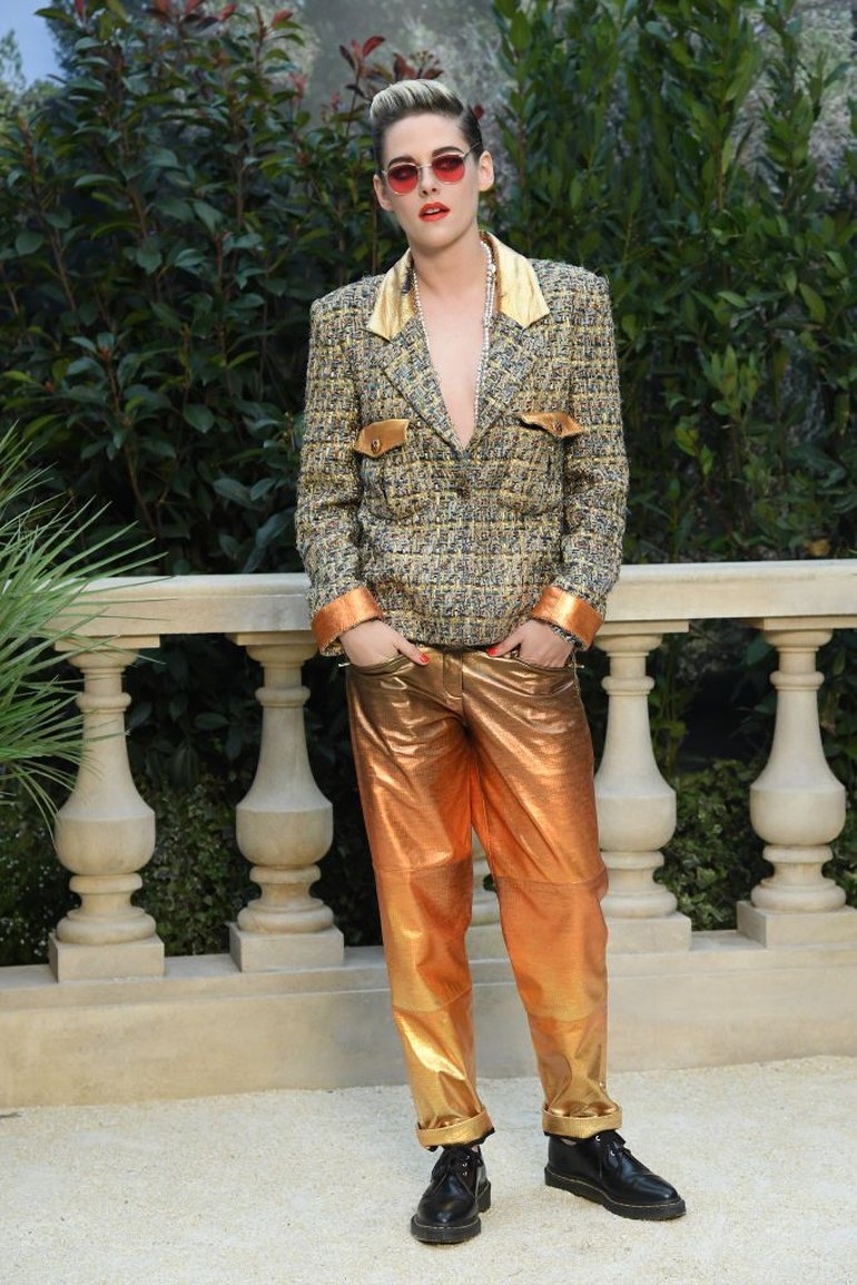 Foto Gaya Kristen Stewart Yang Makin Tomboy Di Fashion Show Chanel Foto Gaya Kristen Stewart Yang Makin Tomboy Di Fashion Show Chanel