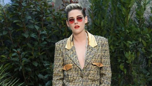Foto: Gaya Kristen Stewart yang Makin Tomboy di Fashion Show Chanel