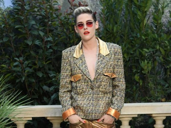 Foto: Gaya Kristen Stewart yang Makin Tomboy di Fashion Show Chanel