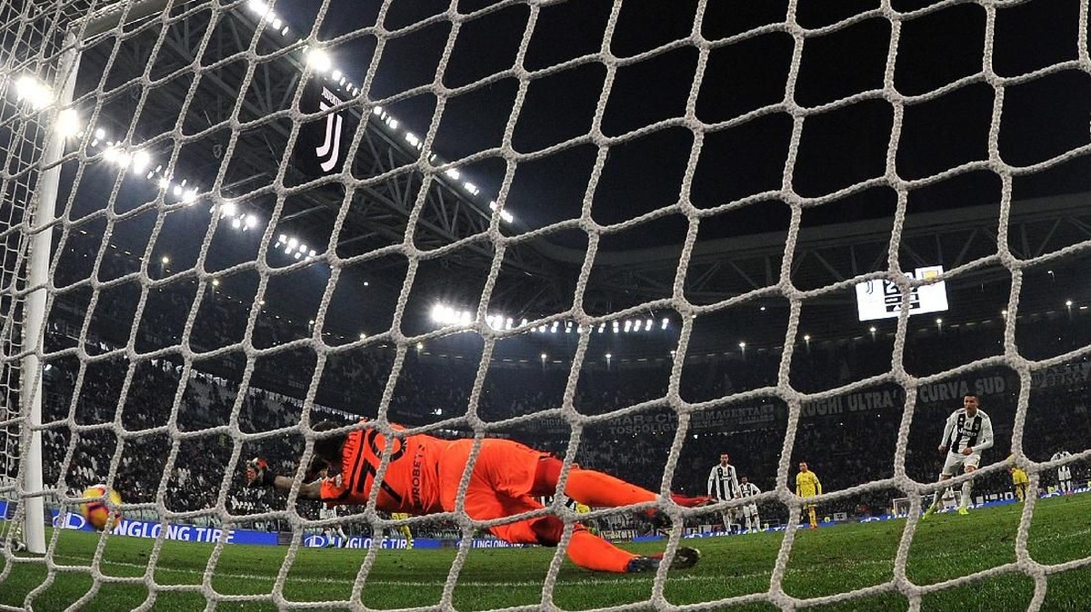 Eksekusi penalti Cristiano Ronaldo digagalkan kiper Chievo (Foto: Tullio M. Puglia/Getty Images)