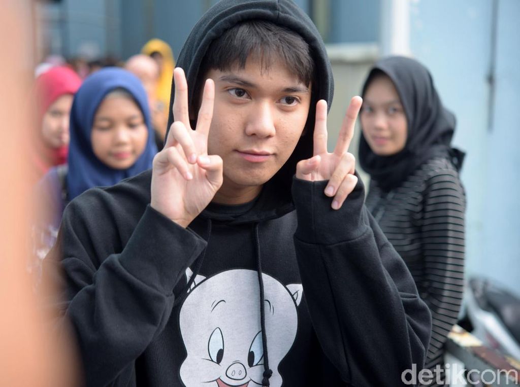 Iqbaal Ramadhan Merasa Seperti Lumba-lumba karena Susah Tumbuh Kumis Iqbaal Ramadhan Merasa Seperti Lumba-lumba karena Susah Tumbuh Kumis