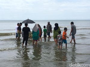 Mohon Keselamatan, Warga Polewali Gelar Ritual Mappande Sasi