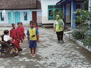 Cerianya Dinda, Bocah Magetan yang 7 Tahun Ngesot Akhirnya Sekolah