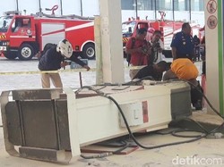 Mobil Tabrak Dispenser SPBU di Ambon, Warga Kocar-kacir
