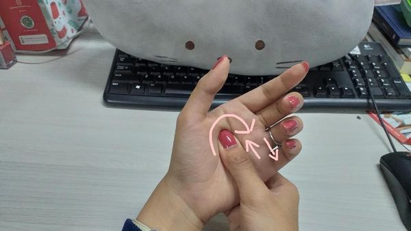 Pijatan di Titik Ini Dapat Kurangi Rasa Stres saat di Kantor