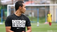 Pemain kelahiran Cianjur, Jawa Barat itu sepakat bersama-sama dengan eks rekan setimnya di Persib, Tantan, mengambil lisensi kepelatihan. 