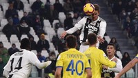Juventus sendiri sempat menambah satu gol lagi dari Daniele Rugani pada menit ke-84. Tim arahan Massimiliano Allegri ini pun menang dengan skor telak 3-0. (Foto: Tullio M. Puglia/Getty Images)