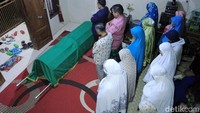 Raut wajah dan potongan rambut panjang yang dipunya Sodikin membuatnya jadi sensasi saat diundang ke berbagai acara terkait sepakbola. (Foto: Wisma Putra)