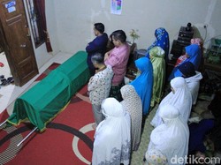 Raut wajah dan potongan rambut panjang yang dipunya Sodikin membuatnya jadi sensasi saat diundang ke berbagai acara terkait sepakbola. (Foto: Wisma Putra)