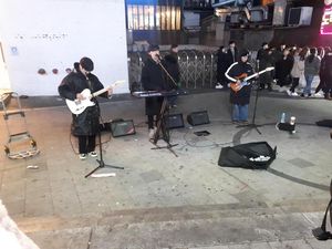Menikmati Musisi Jalanan Korea Beraksi di Hongdae