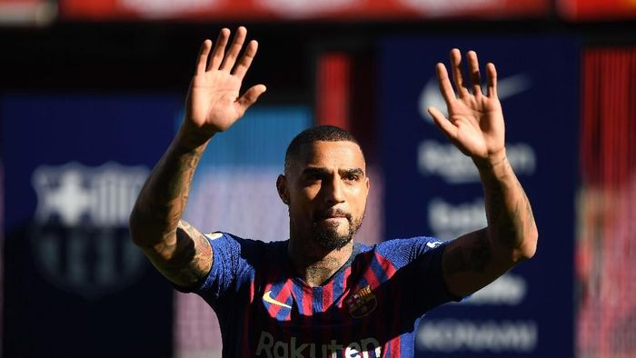 Kevin Prince Boateng BARCELONA, SPAIN - JANUARY 22: New Barcelona signing Kevin-Prince Boateng waves to fans as he is unveiled at Nou Camp on January 22, 2019 in Barcelona, Spain. (Photo by David Ramos/Getty Images)