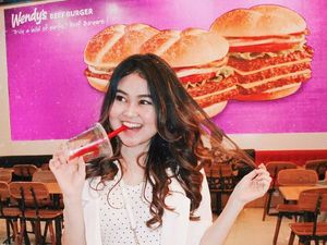 Gaya YouTuber Hits, Indrayani Rusady Saat Makan Dimsum dan Donat