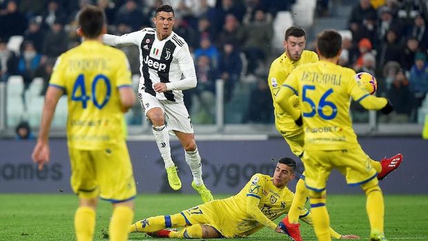 Cristiano Ronaldo gagal mencetak gol lewat eksekusi penalti ke gawang Chievo