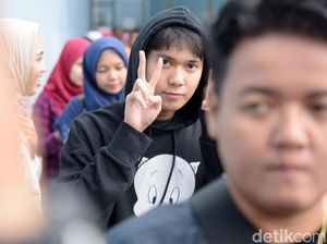 Pose Dua Jari Iqbaal Ramadhan