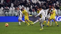 Juventus bisa saja menambah gol di menit ke-52, ketika wasit Marco Piccinini menunjuk titik putih. Tapi...(Foto: Tullio M. Puglia/Getty Images)
