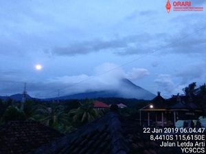 Gunung Agung Erupsi, 2 Desa di Bali Hujan Pasir Gunung Agung Erupsi, 2 Desa di Bali Hujan Pasir
