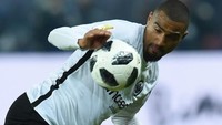 Dari Las Palmas, Boateng kembali ke Jerman dan membela Eintracht Frankfurt. Semusim ia bermain untuk Frankfurt, dan meraih trofi ketiganya di klub yakni membawa Frankfurt menjuarai DFB Pokal musim lalu. (Foto: Christof STACHE / AFP) / ALTERNATIVE CROP)