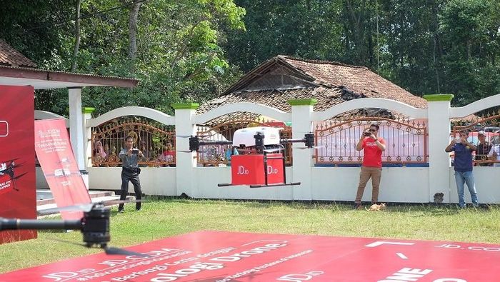 First drone delivery in Indonesia. Image: JD.id First drone delivery in Indonesia. Image: JD.id