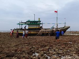 Tabrak Karang, Kapal Pencari Ikan Tenggelam di Selat Madura