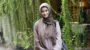 8 Foto Gaya Hijab Jihan Fahira yang Awet Muda di Usia 44 Tahun
