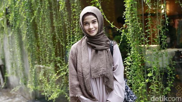 8 Foto Gaya Hijab Jihan Fahira yang Awet Muda di Usia 44 Tahun