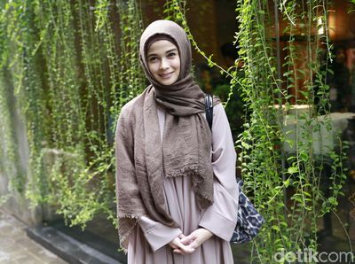8 Foto Gaya Hijab Jihan Fahira yang Awet Muda di Usia 44 Tahun