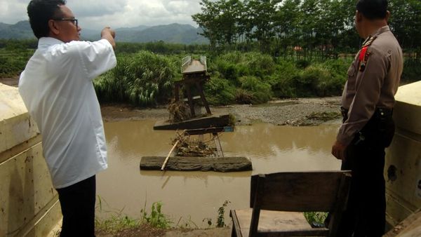 Penampakan Jembatan Sungai Kemisik yang Ambruk Diterjang Banjir