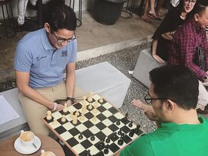 Ridwan Kamil Main Catur Lawan Sandiaga, Siapa yang Menang?