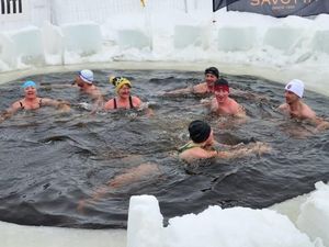 Kebiasaan Orang-orang di Negara Paling Bahagia: Berenang di Air Es