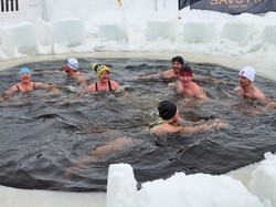 Kebiasaan Orang-orang di Negara Paling Bahagia: Berenang di Air Es