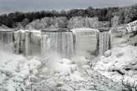 Saat Air Terjun Niagara Membeku