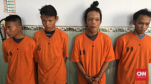 Empat tersangka kasus pembunuhan permepuan yang ditemukan hangus di tengah sawah di Ogan Ilir.