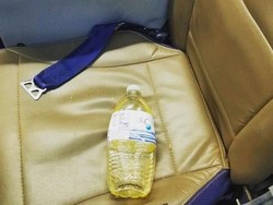 Jijik! Traveler Ini Tinggalkan Botol Air Kencing di Pesawat