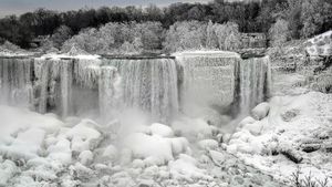 Panorama Menakjubkan Hamparan Es di Air Terjun Niagara