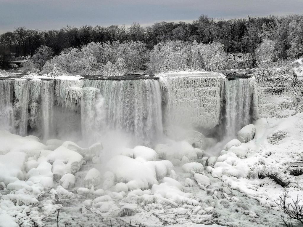 Panorama Menakjubkan Hamparan Es di Air Terjun Niagara