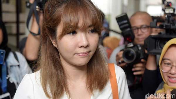 Senyum Gisel saat Dapatkan Hak Asuh Gempita Usai Resmi Cerai Senyum Gisel saat Dapatkan Hak Asuh Gempita Usai Resmi Cerai