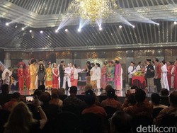 Megawati Beri Buku The Brave Lady dan Potongan Tumpeng Pertama ke Jokowi-JK