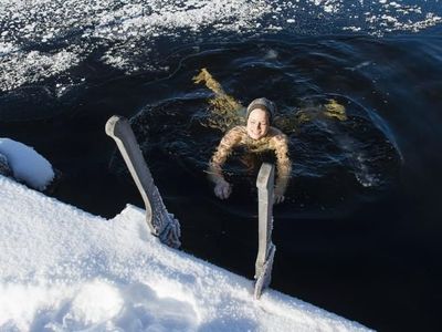 Foto: Khasiat Berenang di Air Es