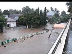 Bersih-bersih Banjir di Makassar, Yusuf Kesetrum hingga Luka Parah
