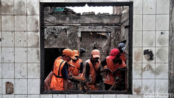 Petugas PPSU Bantu Bersihkan Puing Sisa Kebakaran Tomang