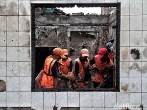 Petugas PPSU Bantu Bersihkan Puing Sisa Kebakaran Tomang