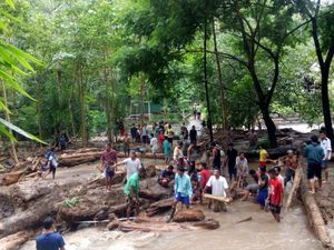 Puluhan Rumah Pengungsi Gempa Lombok Terendam Banjir Puluhan Rumah Pengungsi Gempa Lombok Terendam Banjir