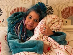 Wanita Ini Nikahi Selimut Usai Jatuh Cinta pada Pandangan Pertama